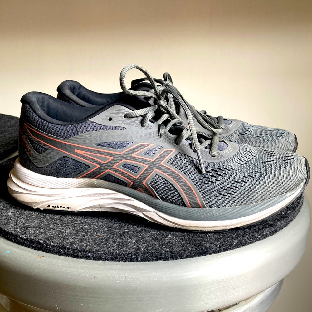 Asics amolifoam gel sole tennis shoes 10 women’s! Very good condition!